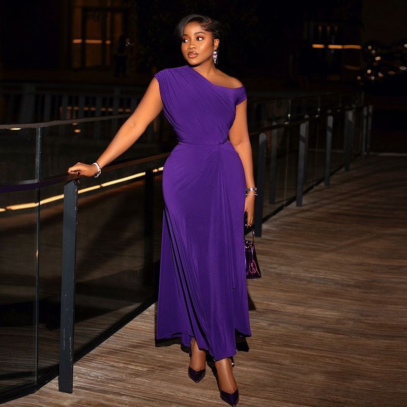 New women's dresses in summer are fashionable and elegant. Solid color sleeveless one-shoulder strapless waist long dresses are suitable for leisure parties and banquets.