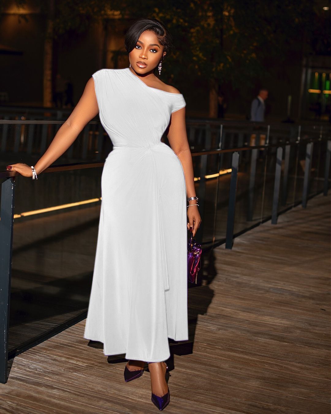 New women's dresses in summer are fashionable and elegant. Solid color sleeveless one-shoulder strapless waist long dresses are suitable for leisure parties and banquets.