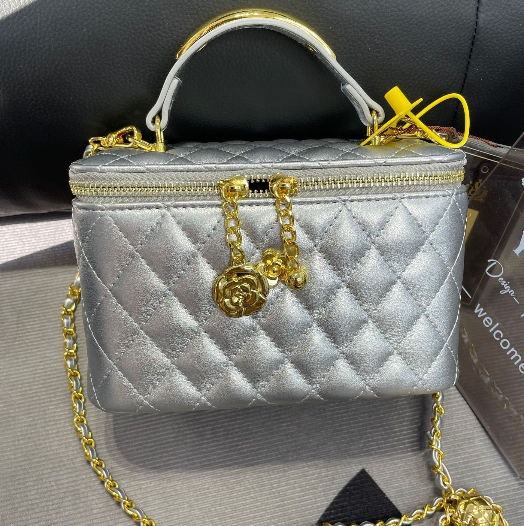 New ladies handbag fashion diamond chain small camellia fragrance portable shoulder crossbody bag suitable for daily leisure commuting parties.