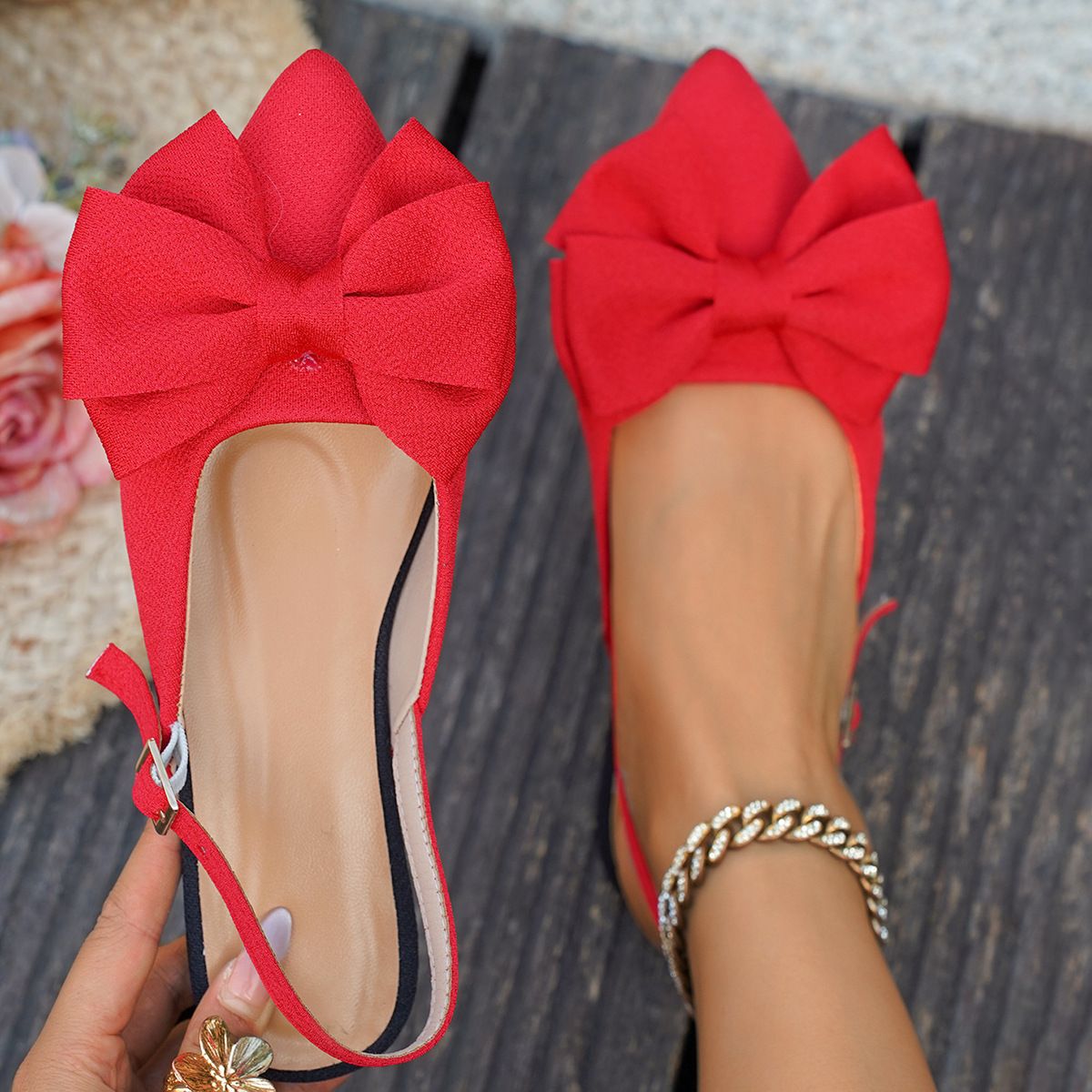 New women's shoes in summer are fashionable with pointed flat-bottomed bow sandals, and flat shoes at the back of Baotou are suitable for daily leisure, commuting, office, party, dinner and dating.
