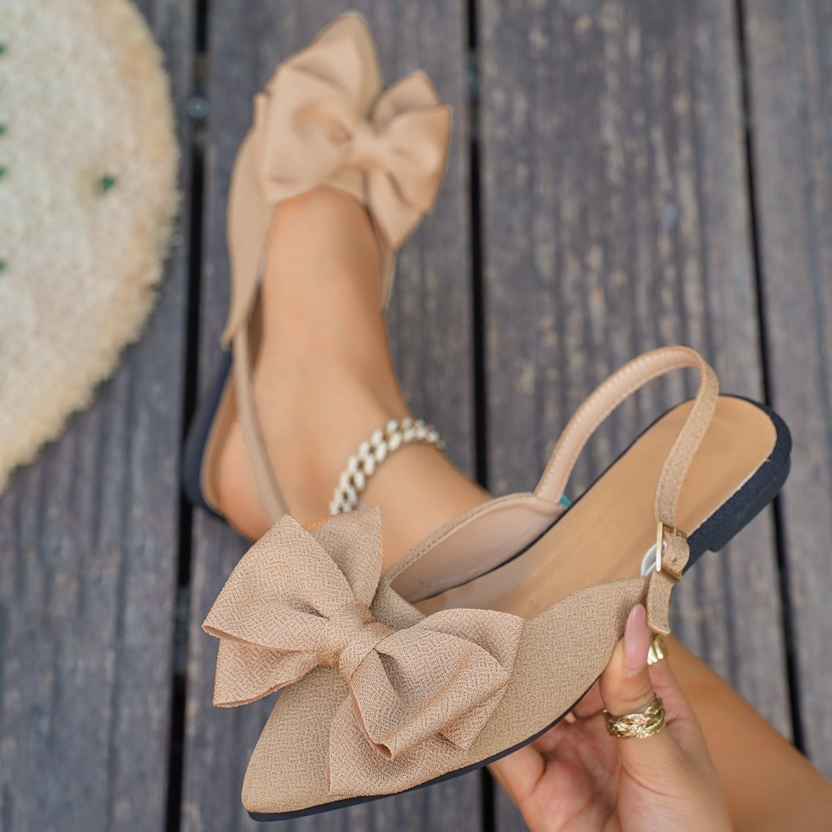 New women's shoes in summer are fashionable with pointed flat-bottomed bow sandals, and flat shoes at the back of Baotou are suitable for daily leisure, commuting, office, party, dinner and dating.