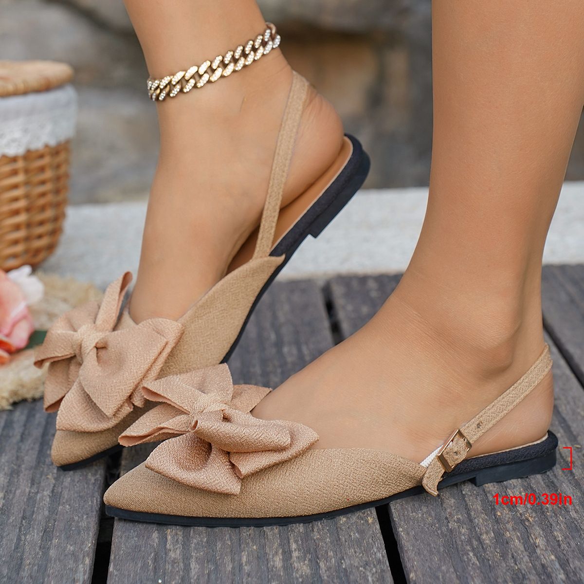 New women's shoes in summer are fashionable with pointed flat-bottomed bow sandals, and flat shoes at the back of Baotou are suitable for daily leisure, commuting, office, party, dinner and dating.
