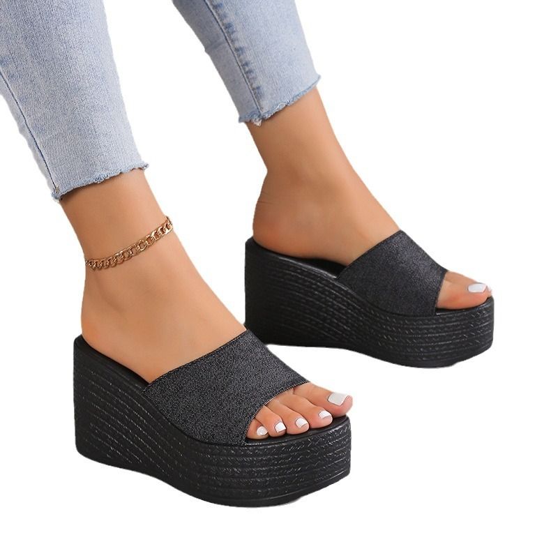 New women's shoes in summer, round-headed denim platform sandals, open-toed wedges and sandals and slippers are suitable for daily leisure commuting parties.