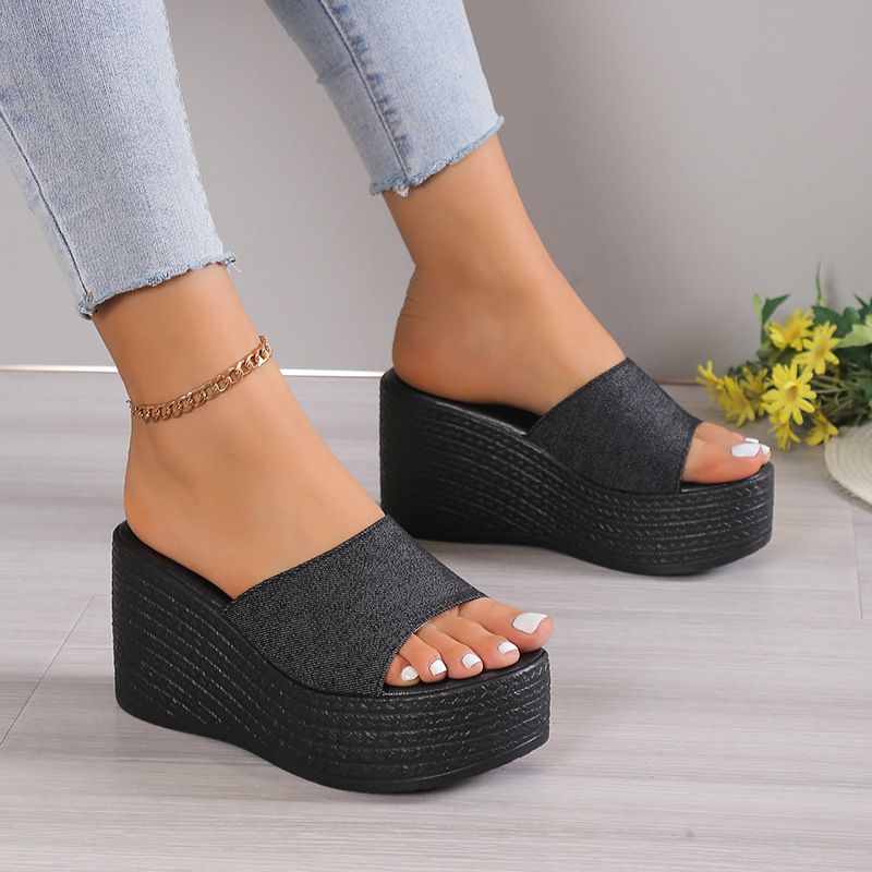 New women's shoes in summer, round-headed denim platform sandals, open-toed wedges and sandals and slippers are suitable for daily leisure commuting parties.