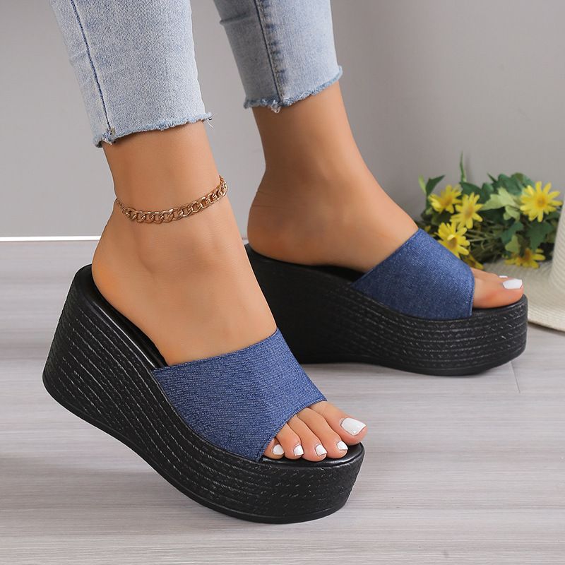 New women's shoes in summer, round-headed denim platform sandals, open-toed wedges and sandals and slippers are suitable for daily leisure commuting parties.