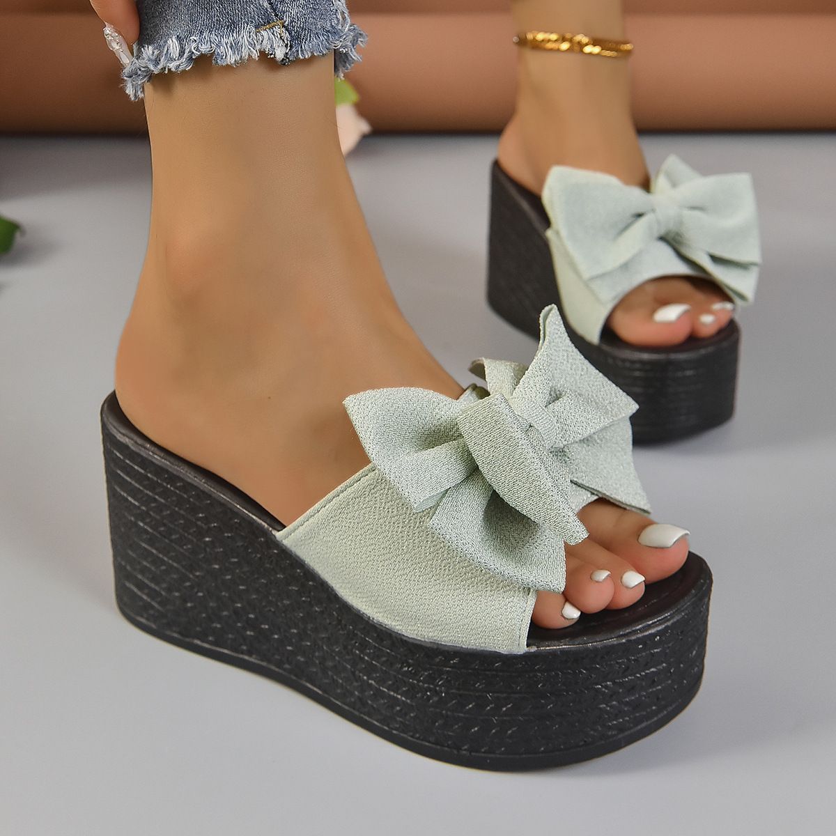 New women's shoes in summer, fishmouth bow, thick soled sandals with open toes and wedges, are suitable for daily leisure commuting parties.