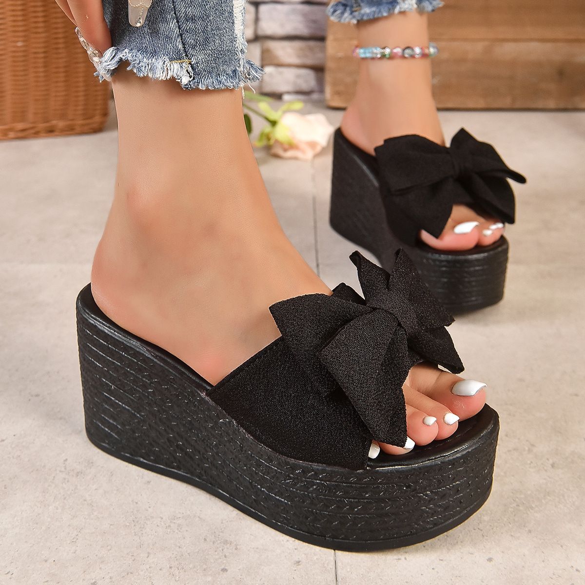 New women's shoes in summer, fishmouth bow, thick soled sandals with open toes and wedges, are suitable for daily leisure commuting parties.