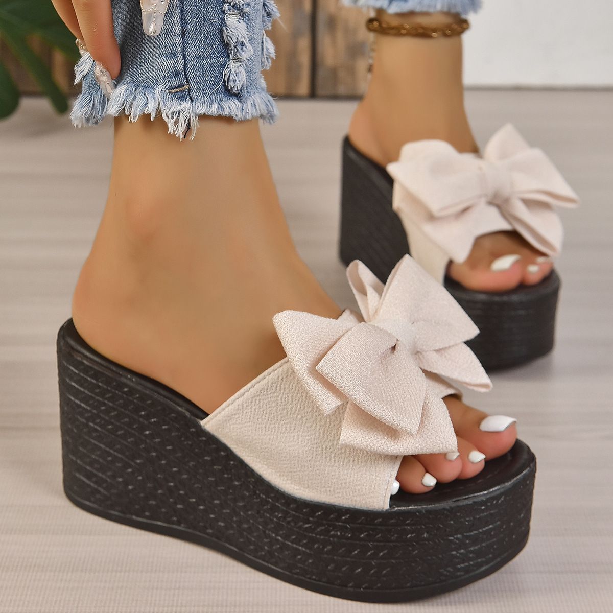 New women's shoes in summer, fishmouth bow, thick soled sandals with open toes and wedges, are suitable for daily leisure commuting parties.