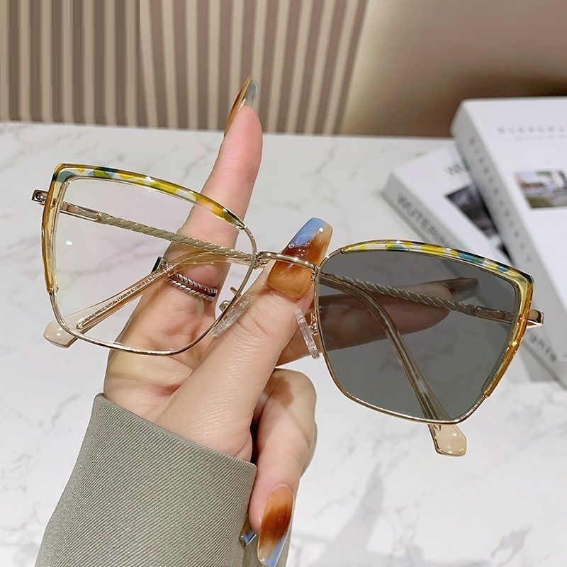 305 Hot Sale Ladies Metal Cat Eye Design Glasses Anti Retro Fashion Optical Frames Photochromic Eyeglasses Frame 1PC