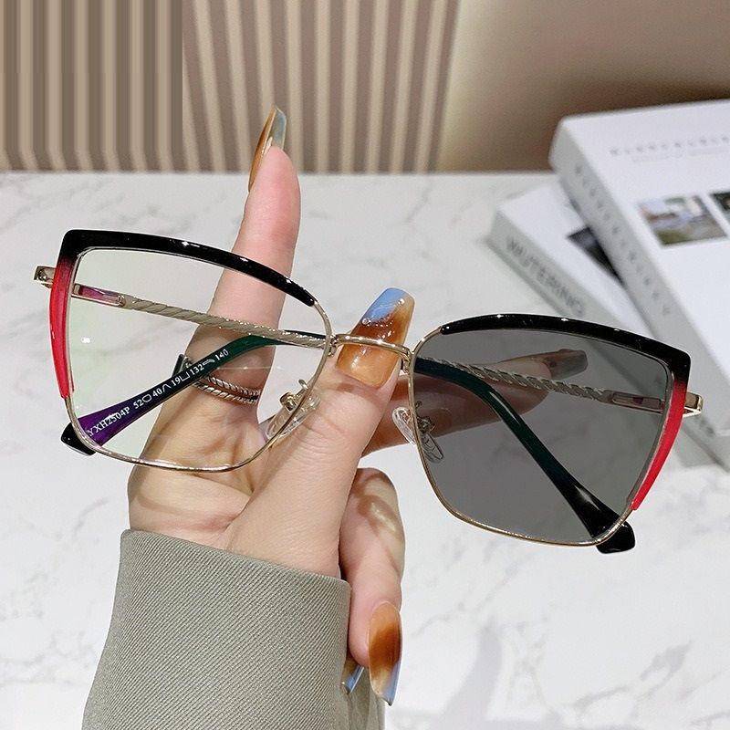 305 Hot Sale Ladies Metal Cat Eye Design Glasses Anti Retro Fashion Optical Frames Photochromic Eyeglasses Frame 1PC