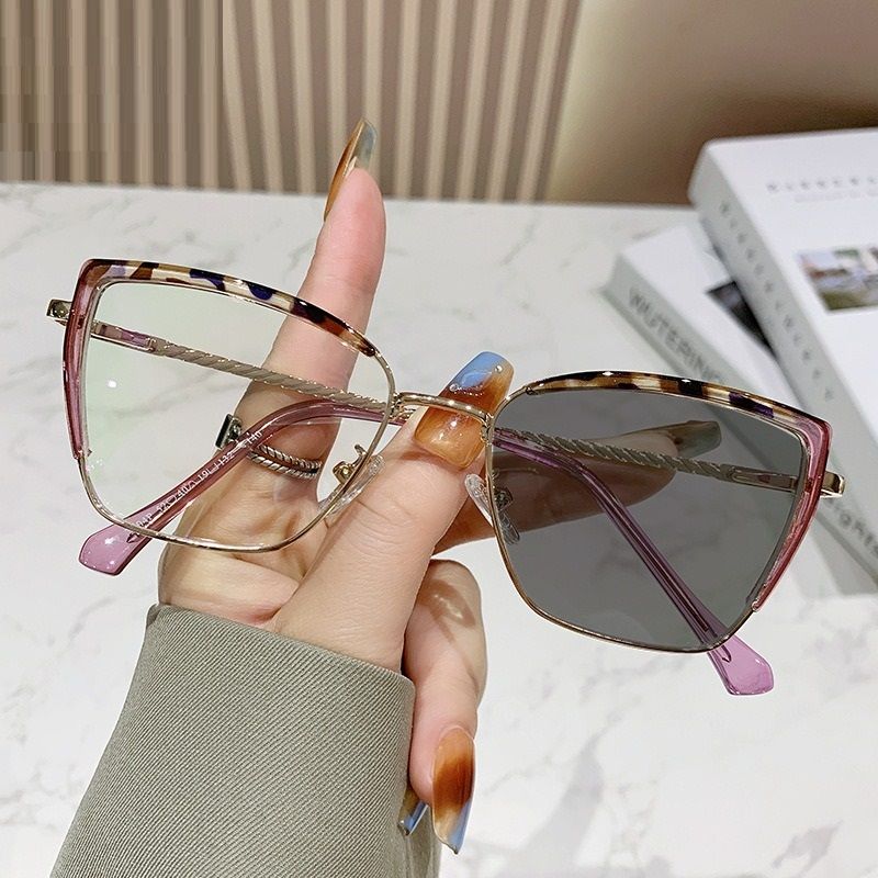 305 Hot Sale Ladies Metal Cat Eye Design Glasses Anti Retro Fashion Optical Frames Photochromic Eyeglasses Frame 1PC
