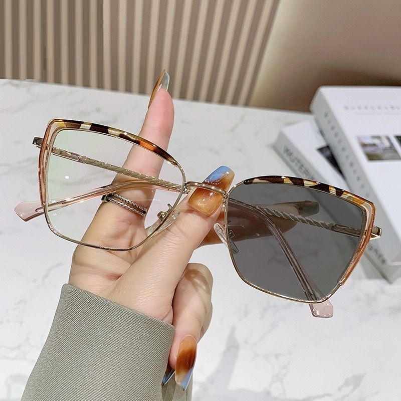 305 Hot Sale Ladies Metal Cat Eye Design Glasses Anti Retro Fashion Optical Frames Photochromic Eyeglasses Frame 1PC