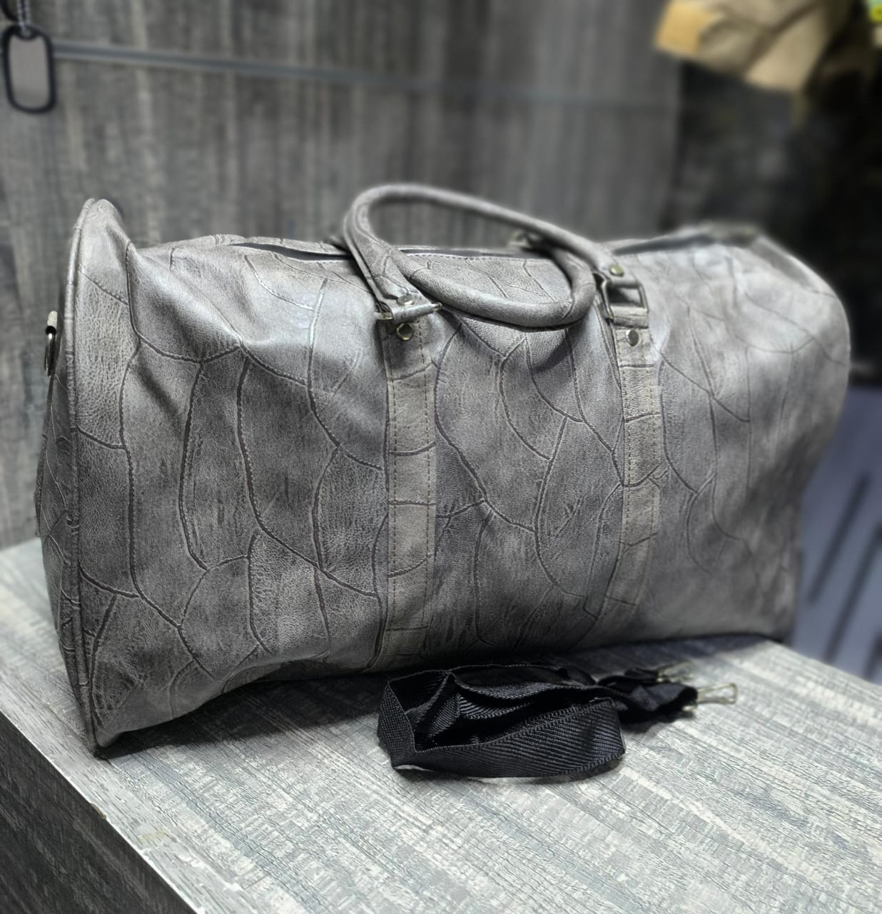 *High Quality Leather Duffel Bag* 



▪️Big Size:46cm*28cm*24cm

▪️Ideal for vacations, business trips e.t.c.

▪️Travel in style✈️.

▪️ *Offer price:.*‼️

Available at the shop ✅