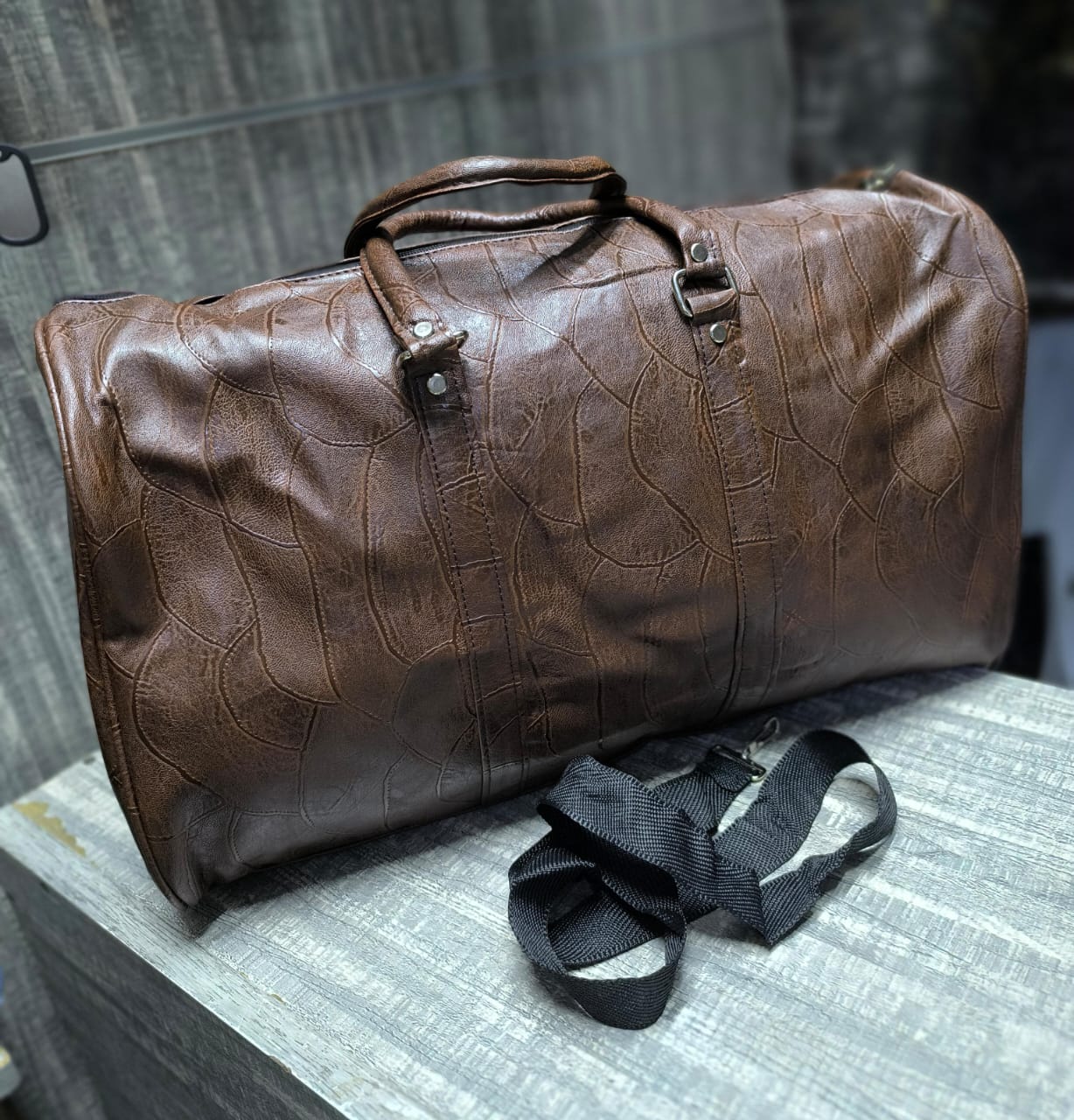 *High Quality Leather Duffel Bag* 



▪️Big Size:46cm*28cm*24cm

▪️Ideal for vacations, business trips e.t.c.

▪️Travel in style✈️.

▪️ *Offer price:.*‼️

Available at the shop ✅