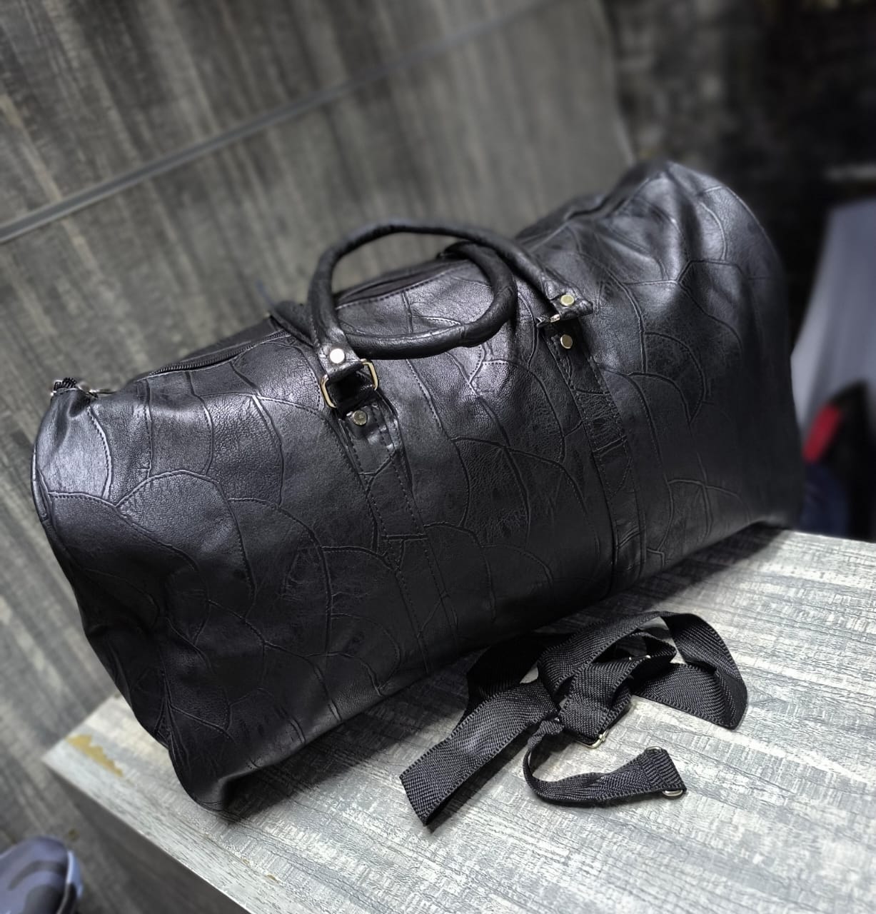 *High Quality Leather Duffel Bag* 



▪️Big Size:46cm*28cm*24cm

▪️Ideal for vacations, business trips e.t.c.

▪️Travel in style✈️.

▪️ *Offer price:.*‼️

Available at the shop ✅