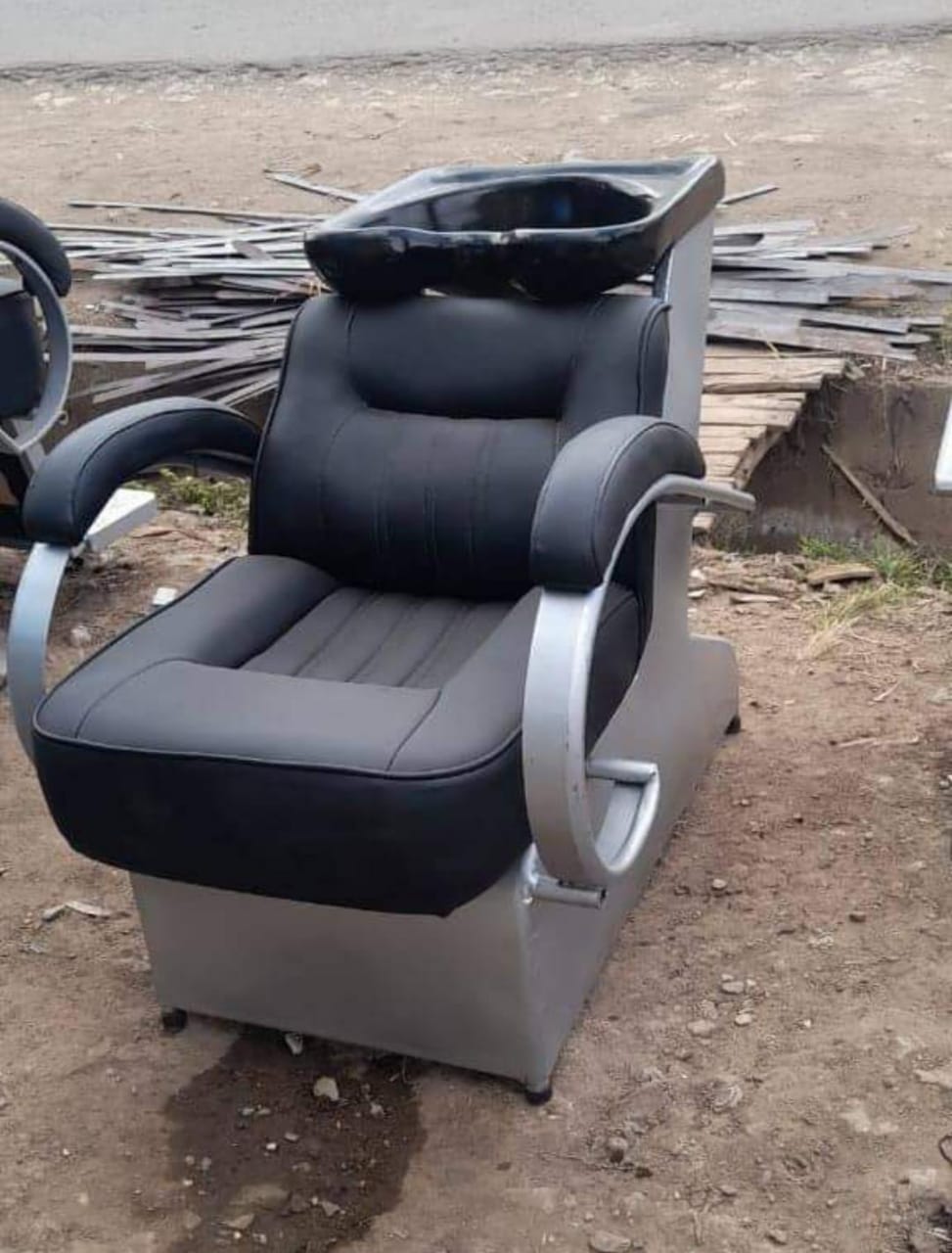 🫰GET THE BEST💫Kinyozi/ salon chair and sinkGood Quality and easy to clean.A local salon sink, often referred to as a shampoo bowl or shampoo station, is specifically designed for washing clients' ha