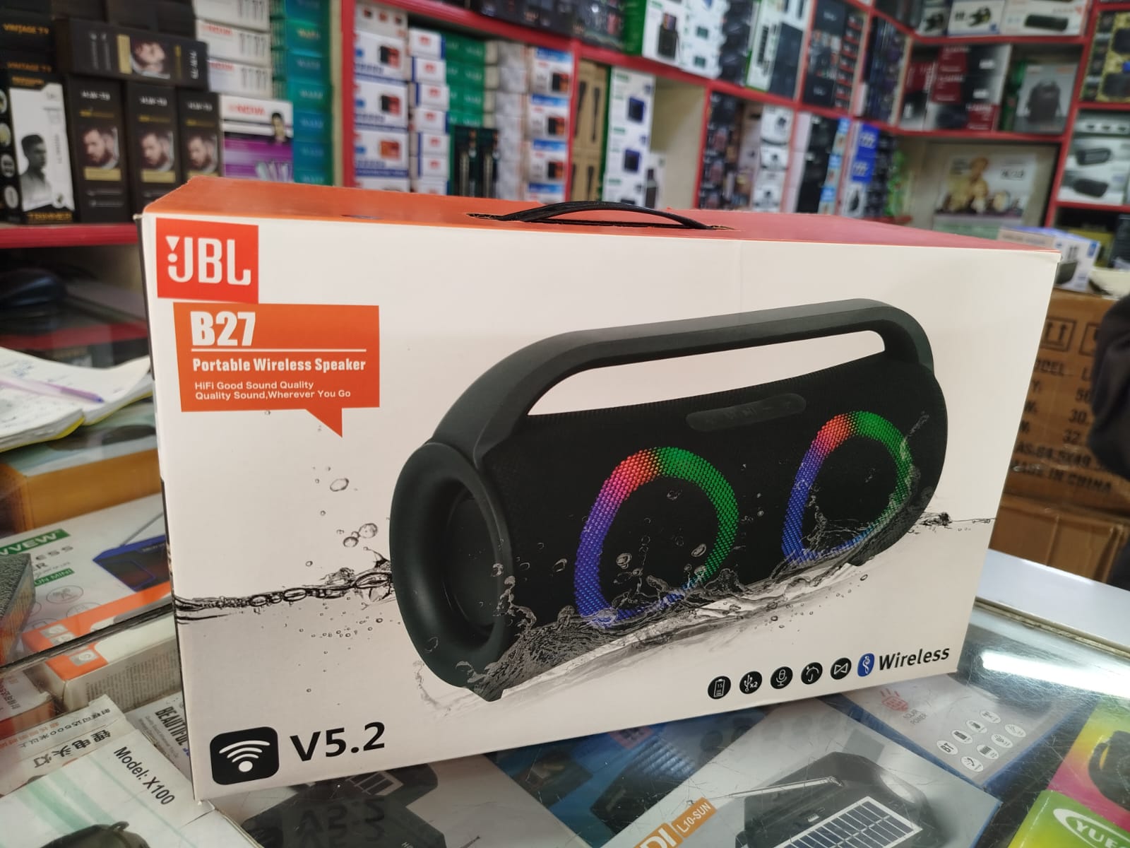 🥳POWERFUL BASS BOOST〽️JBL B27 portable wireless speaker 5hrs ofvplaytime built in rechargeable lion battery and charces devices via dual usb ports,operating range 10m