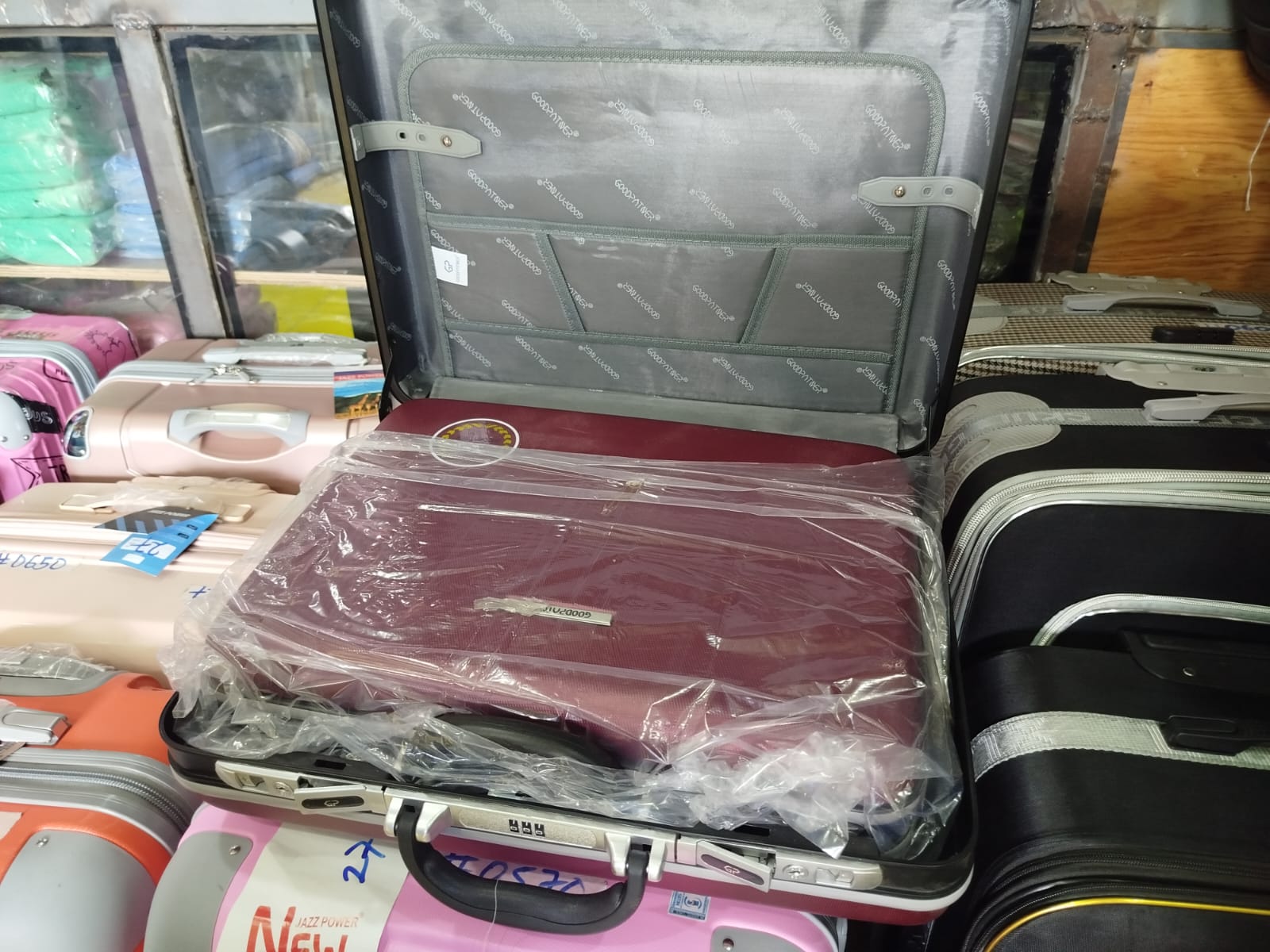 3in1 briefcase Versatile 3-in-1 Design: Easily switch between suitcase, briefcase, and travel bag modes to suit any travel occasion. High-Quality Fibre Material: Durable and lightweight fiber construc