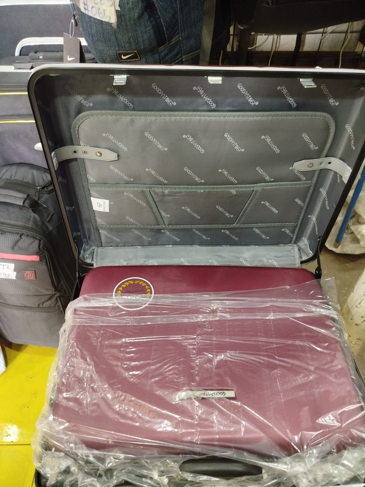 3in1 briefcase Versatile 3-in-1 Design: Easily switch between suitcase, briefcase, and travel bag modes to suit any travel occasion. High-Quality Fibre Material: Durable and lightweight fiber construc