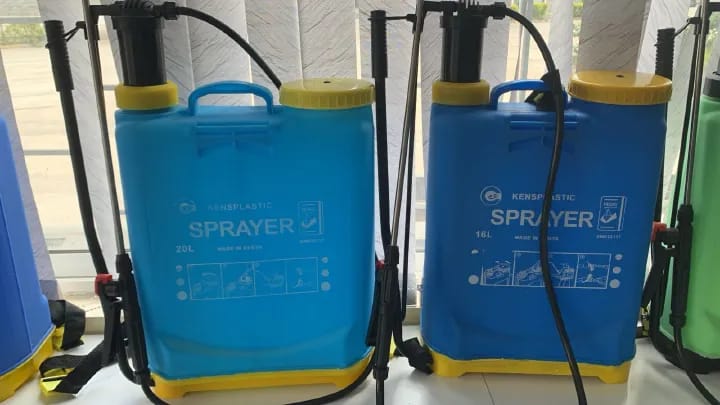 DISCOUNTED PRICE DROP KENPLASTIC KNAPSACK sprayerThis Knapsack Sprayer pump produces a maximum 65 psi and takes only five pumps to reach 45 psi. Features an internal agitator for constant mixing, lar