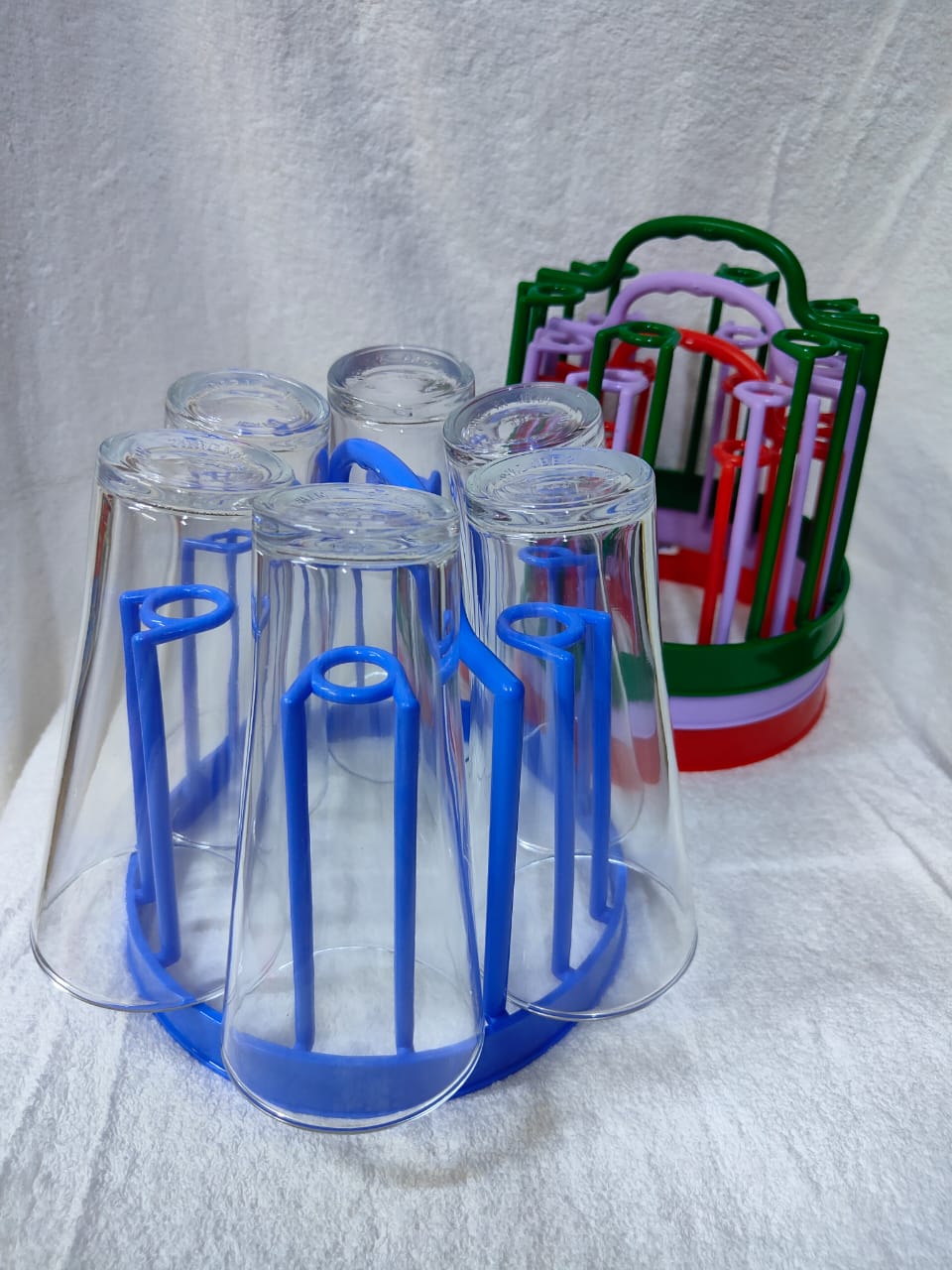 ⏹️ Item Name; glass rack/ holder

⏹️ Material; plastic 

⏹️product size; 19*24cm

⏹️ capacity ;6pcs

⏹️ usage ; kitchen organization 

⏹️ price:offer