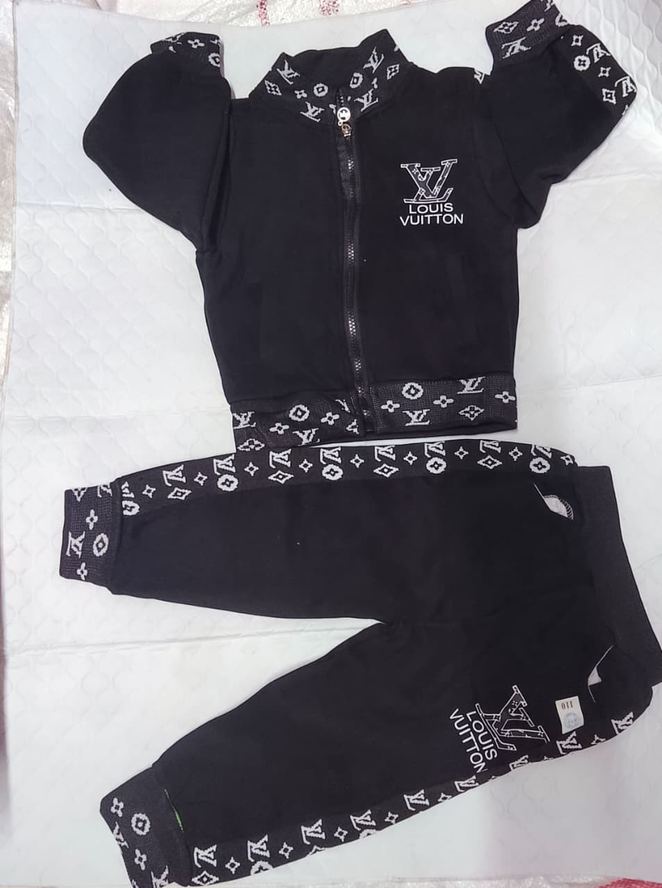 Kids’ Two-Piece Tracksuit Set 👕👖

Keep your little one comfy and stylish with this adorable children’s tracksuit outfit! Designed for everyday fun, this matching jacket and sweatpants set is perfect