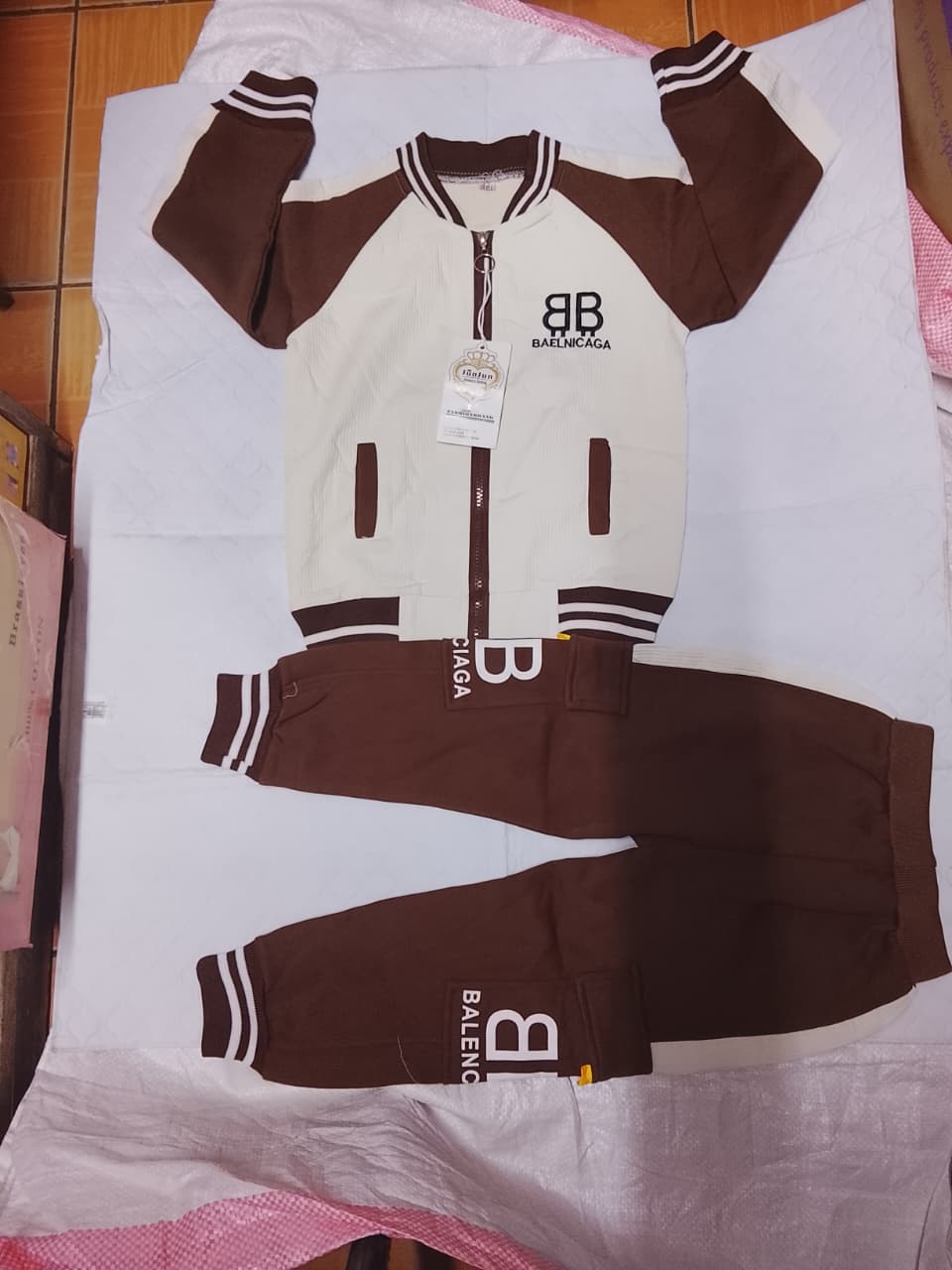 Kids’ Two-Piece Tracksuit Set 👕👖

Keep your little one comfy and stylish with this adorable children’s tracksuit outfit! Designed for everyday fun, this matching jacket and sweatpants set is perfect