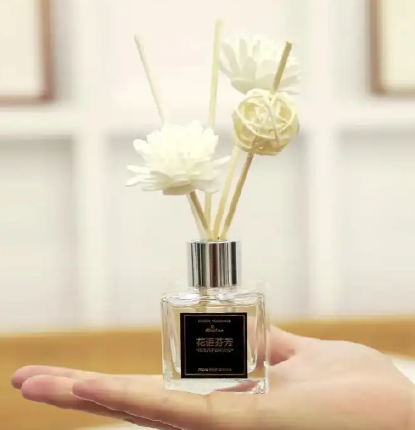 Aromatherapy reed diffuser with a 50ml capacity available in a white glass bottle. Comes in 5 different scents and perfect for use in the office, washroom, living room, bedroom, etc.