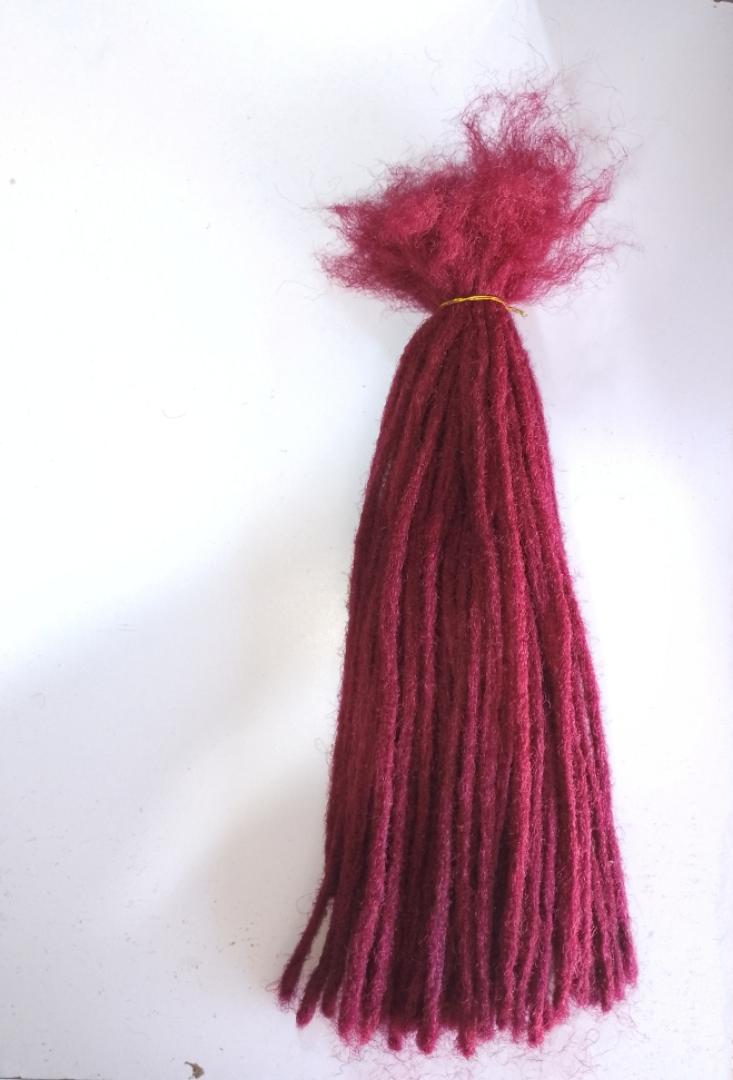 50–90pcs plain color artificial dreadlocks.Lightweight, reusable & natural look. Available in 10", 15" & 20". Perfect for all hair types.Easy to install for a stylish, neat finish +Free 🎁 4 shells🐚