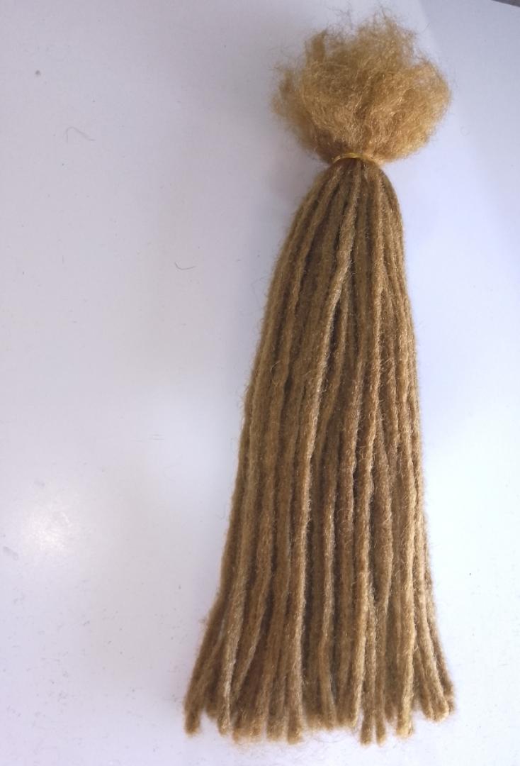 50–90pcs plain color artificial dreadlocks.Lightweight, reusable & natural look. Available in 10", 15" & 20". Perfect for all hair types.Easy to install for a stylish, neat finish +Free 🎁 4 shells🐚