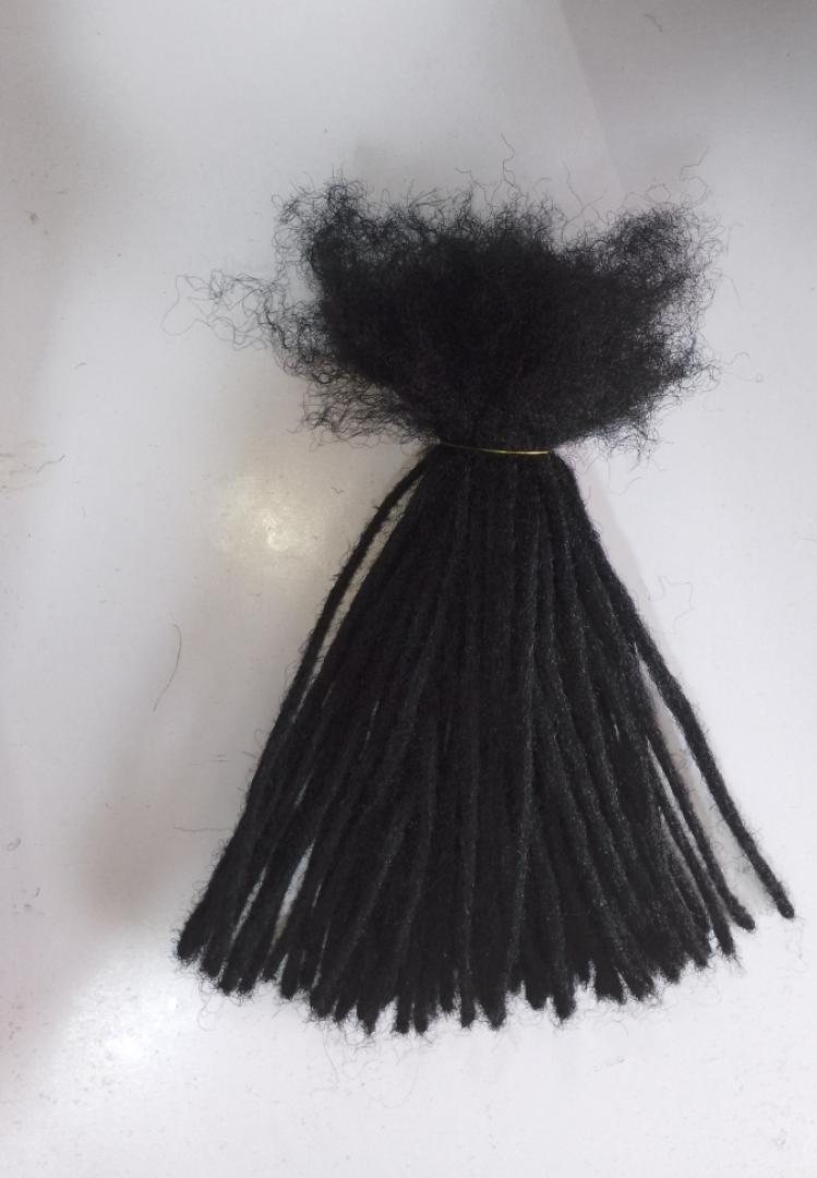 50–90pcs plain color artificial dreadlocks.Lightweight, reusable & natural look. Available in 10", 15" & 20". Perfect for all hair types.Easy to install for a stylish, neat finish +Free 🎁 4 shells🐚