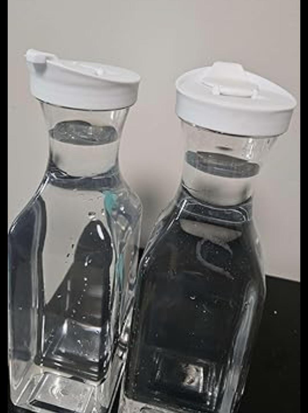 MULTI-PURPOSE   CARAFE CLEAR  PITCHER BOTTLE  WATER CARAFE WITH FLIP TOP LID, SET OF 1 SQUARE BASE JUICE CONTAINERS, CLEAR PLASTIC PITCHER - FOR WATER, ICED TEA, JUICE, BEVERAGE, COLD BREW AND MIMOSA