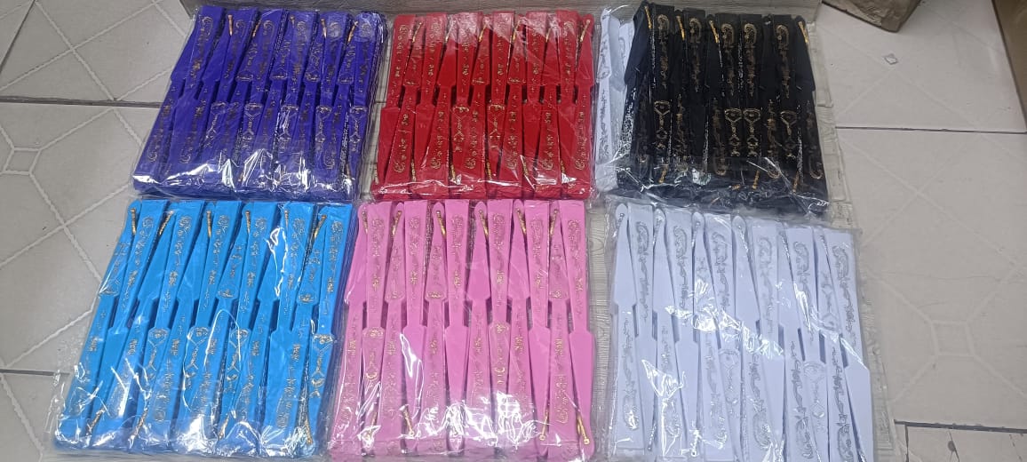 🔵plastic Hand fans.
🔴elegant