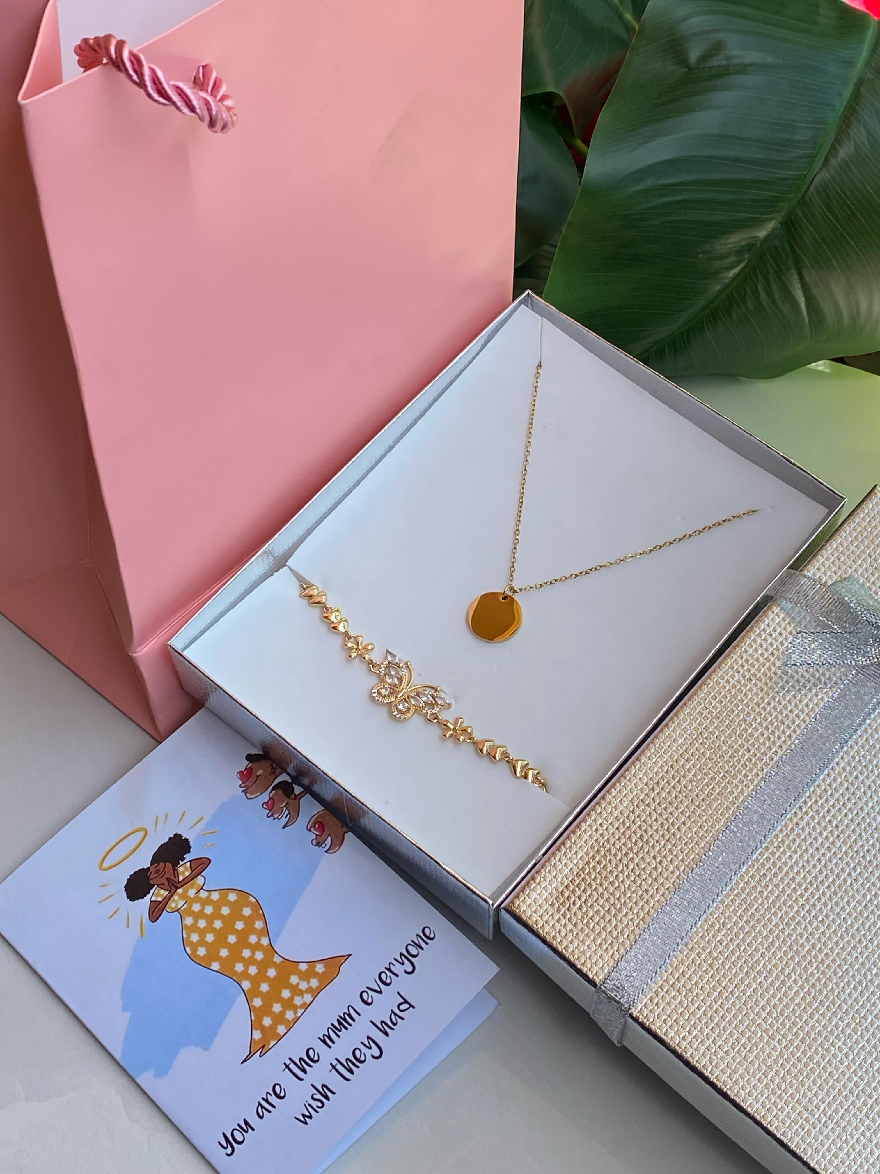 🧑❤️MOTHERS DAY GIFT PACK🧑❤️ *



🧧Engravable necklace

🧧Bracelet

🧧Gift Card

🧧Box 

🛍️Gift Bag 



✍️✍️We offer engraving services (a message for mum on items)