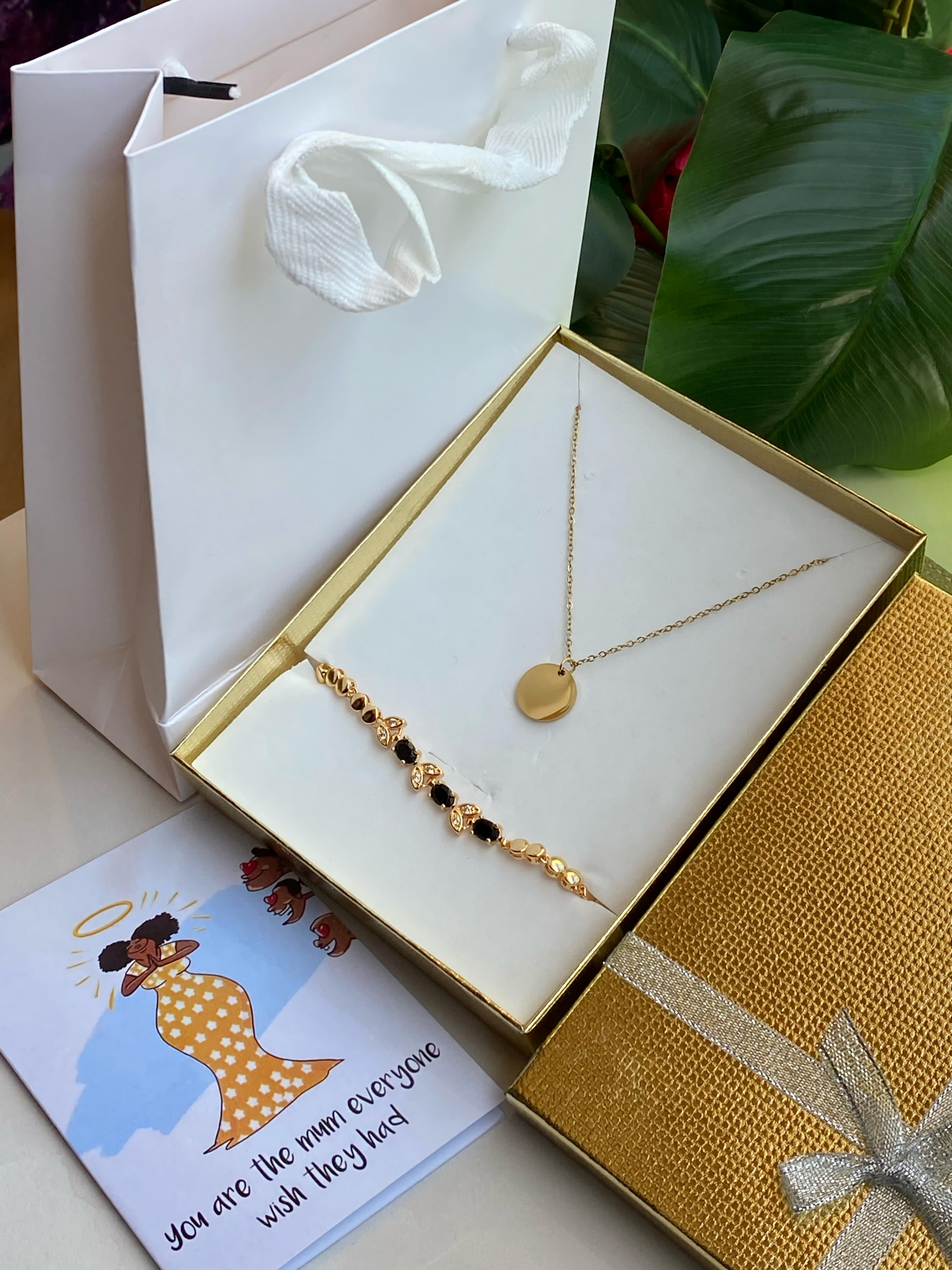 🧑❤️MOTHERS DAY GIFT PACK🧑❤️ *



🧧Engravable necklace

🧧Bracelet

🧧Gift Card

🧧Box 

🛍️Gift Bag 



✍️✍️We offer engraving services (a message for mum on items)