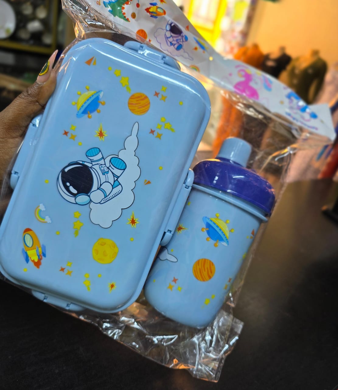 *❇️Gift pack snack set snack box {1000ml} + water bottle {500ml}*



▶️Material: plastic BPA free 



💠 COLOURS 

Pink, Blue & Purple 



▶️2 in1 snack box with a water bottle 



*✅Idealand convenie
