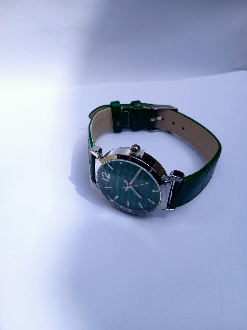 Classic Green Quartz Watch – Stylish, Durable & Elegant. Luxury  Women's Watch  Glitter Dial