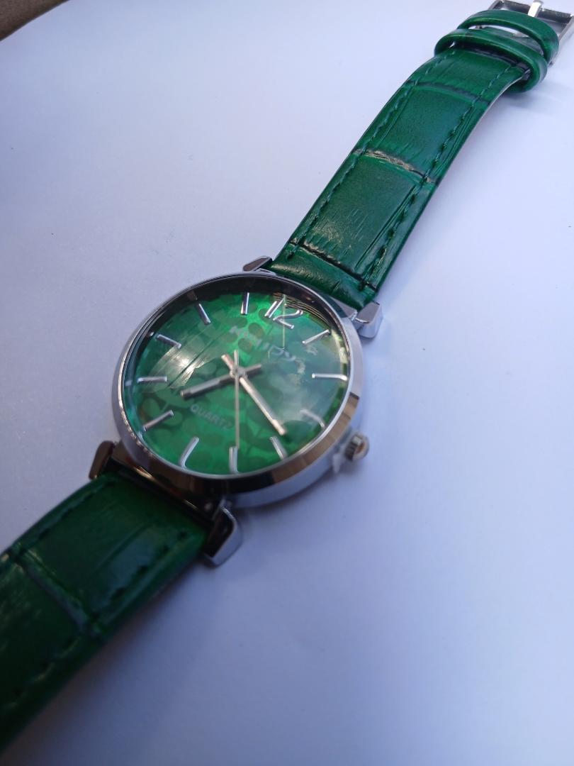 Classic Green Quartz Watch – Stylish, Durable & Elegant. Luxury  Women's Watch  Glitter Dial