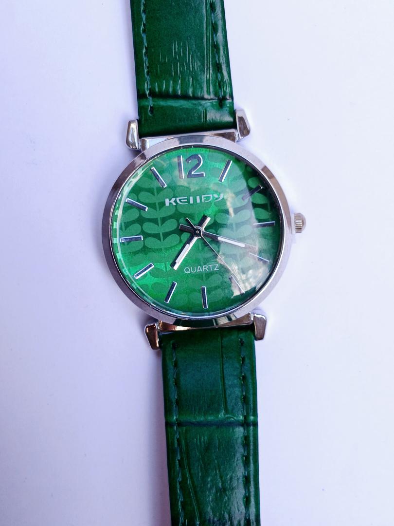 Classic Green Quartz Watch – Stylish, Durable & Elegant. Luxury  Women's Watch  Glitter Dial
