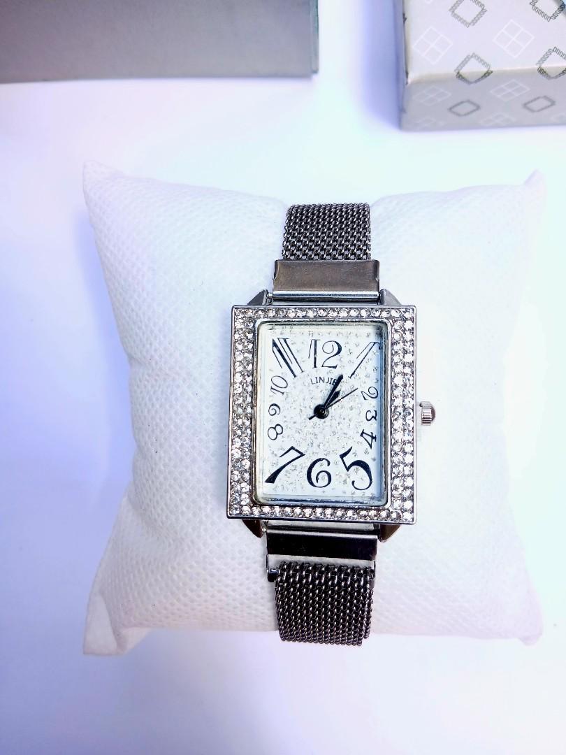 Luxury Crystal-Encrusted Rectangle Women's Watch  - Black Mesh Band & Glitter Dial