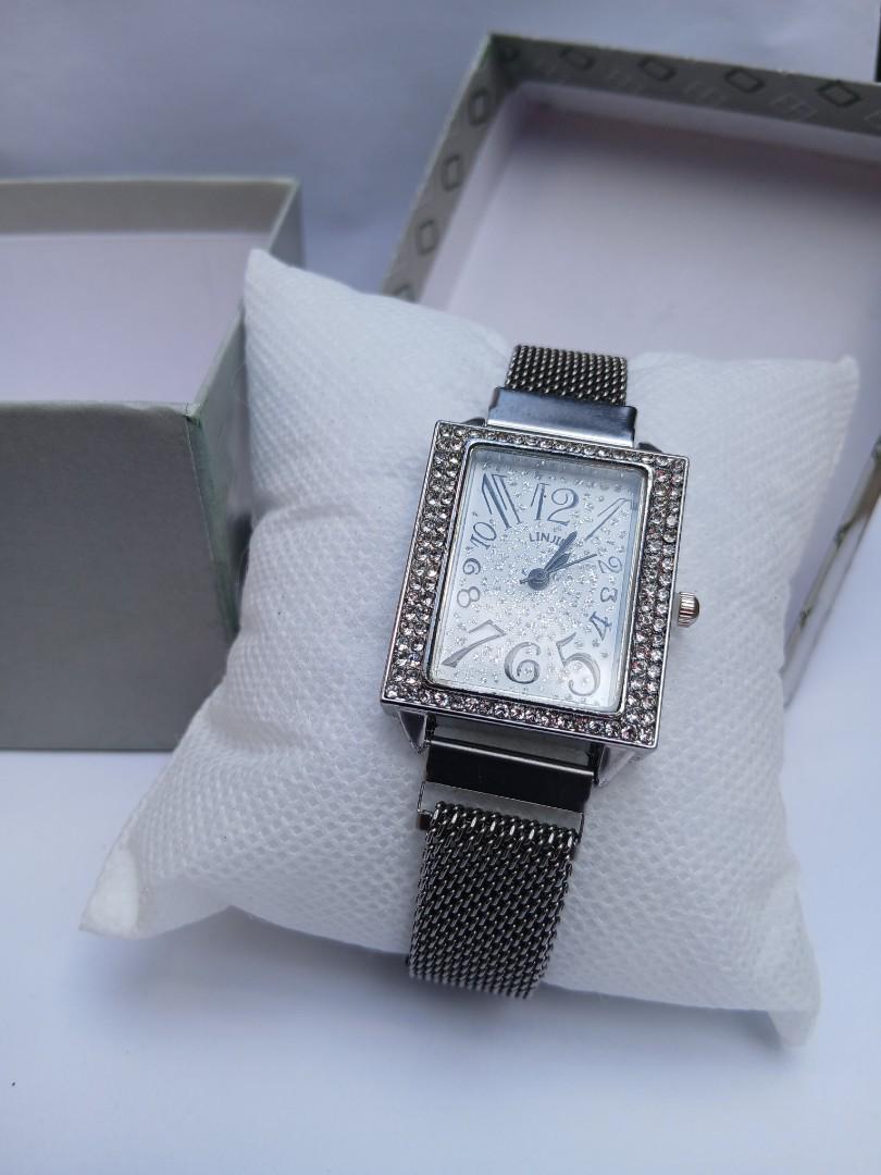 Luxury Crystal-Encrusted Rectangle Women's Watch  - Black Mesh Band & Glitter Dial