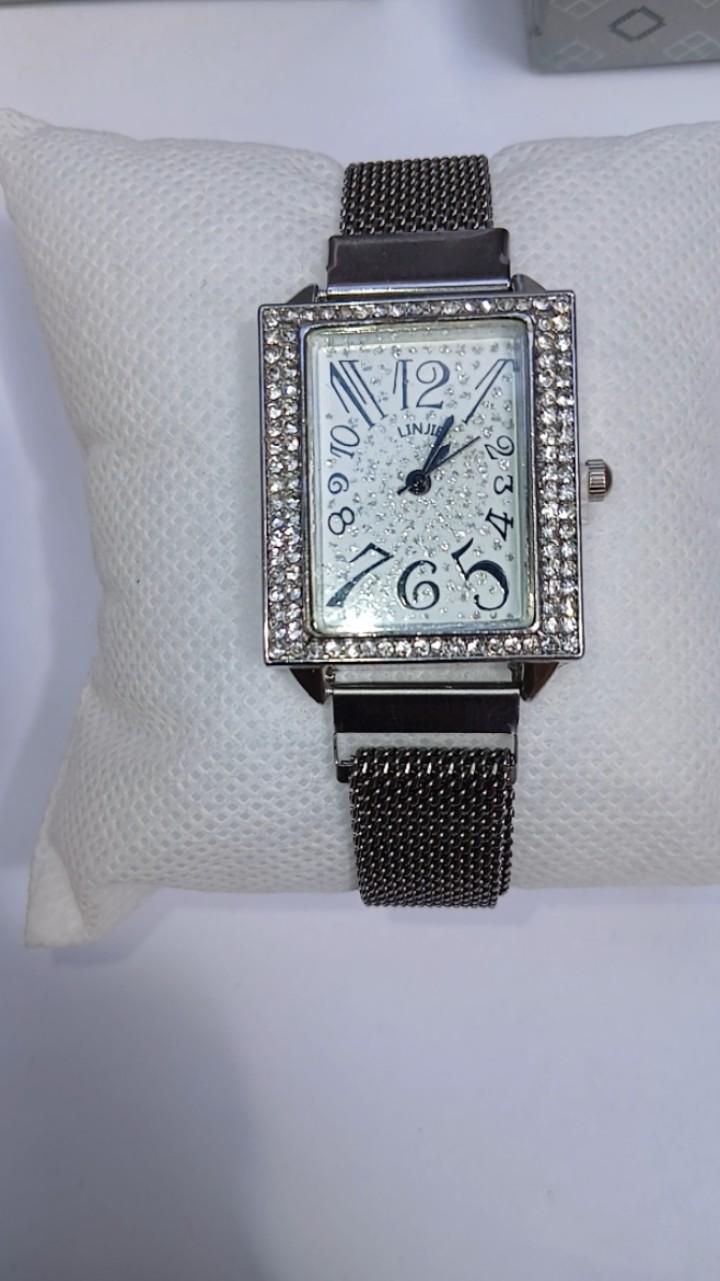 Luxury Crystal-Encrusted Rectangle Women's Watch  - Black Mesh Band & Glitter Dial