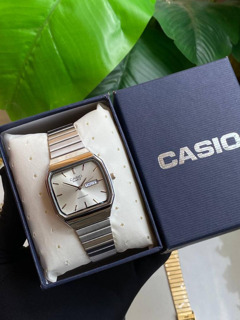 ⏱ Casio Vintage Quartz Watch – Day-Date Display
✨ Retro rectangular case design
✨ Durable stainless steel bracelet – Gold / Black
✨ Day-Date window for easy time tracking
✨ Quartz accuracy & water res