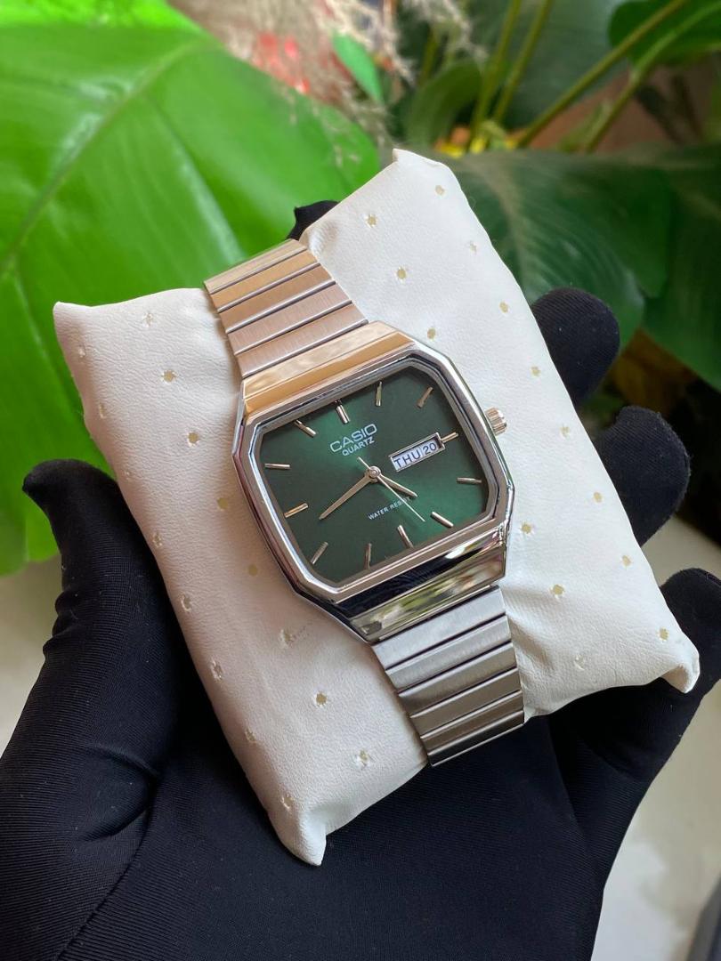 ⏱ Casio Vintage Quartz Watch – Day-Date Display
✨ Retro rectangular case design
✨ Durable stainless steel bracelet – Gold / Black
✨ Day-Date window for easy time tracking
✨ Quartz accuracy & water res