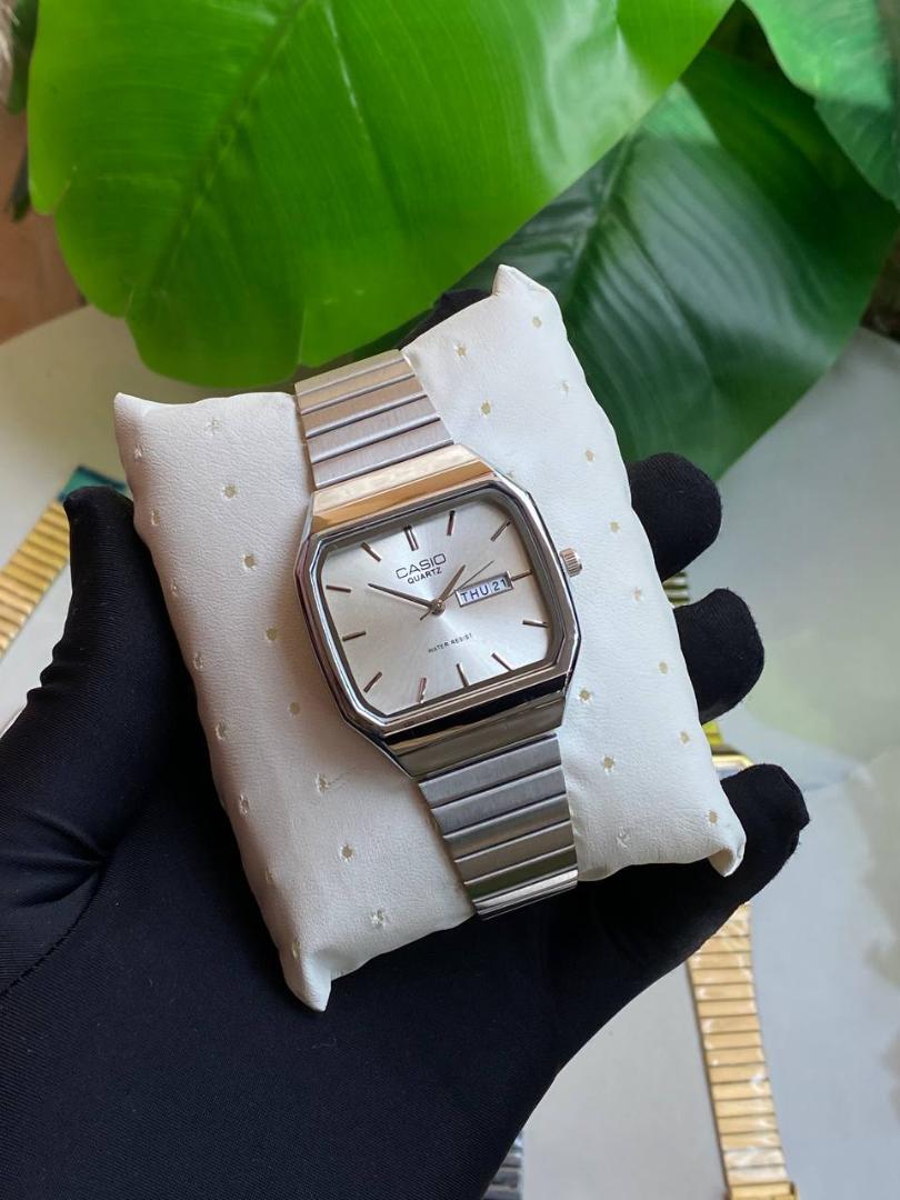 ⏱ Casio Vintage Quartz Watch – Day-Date Display
✨ Retro rectangular case design
✨ Durable stainless steel bracelet – Gold / Black
✨ Day-Date window for easy time tracking
✨ Quartz accuracy & water res