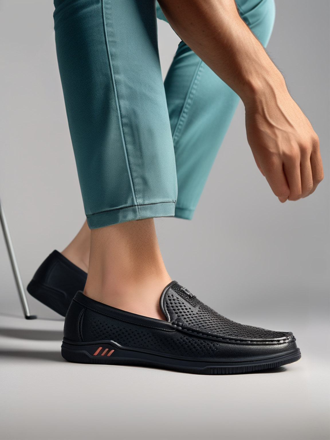 Men's hollowed out lightweight soft soled loafers fashionable and simple casual shoes leather shoes