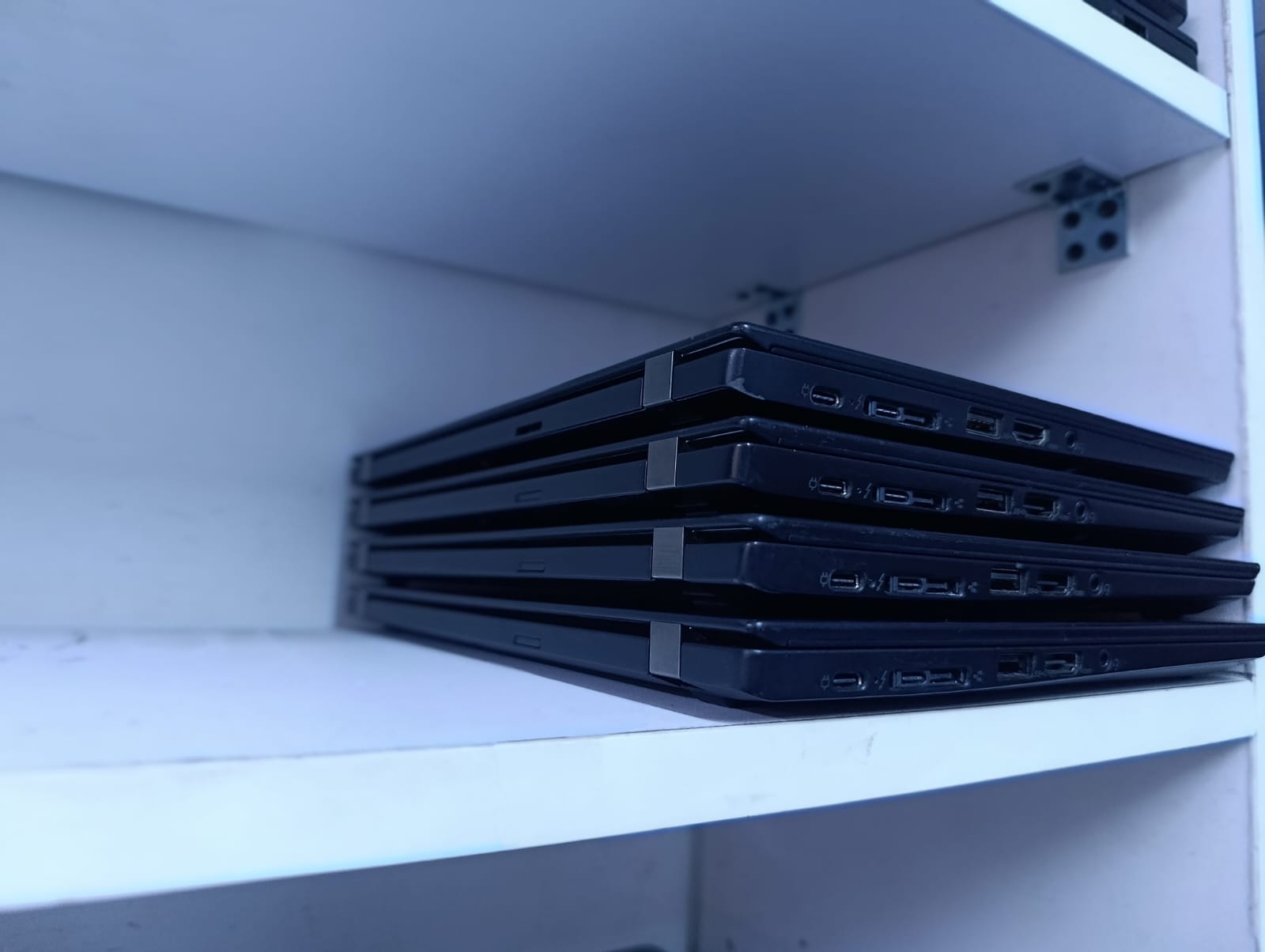 Lenovo ThinkPad X390 – Core i5 | 8GB | 256GB SSD | 13.3" FHD Business Laptop
premium business-class laptop built for professionals, students, and everyday users who need speed, portability