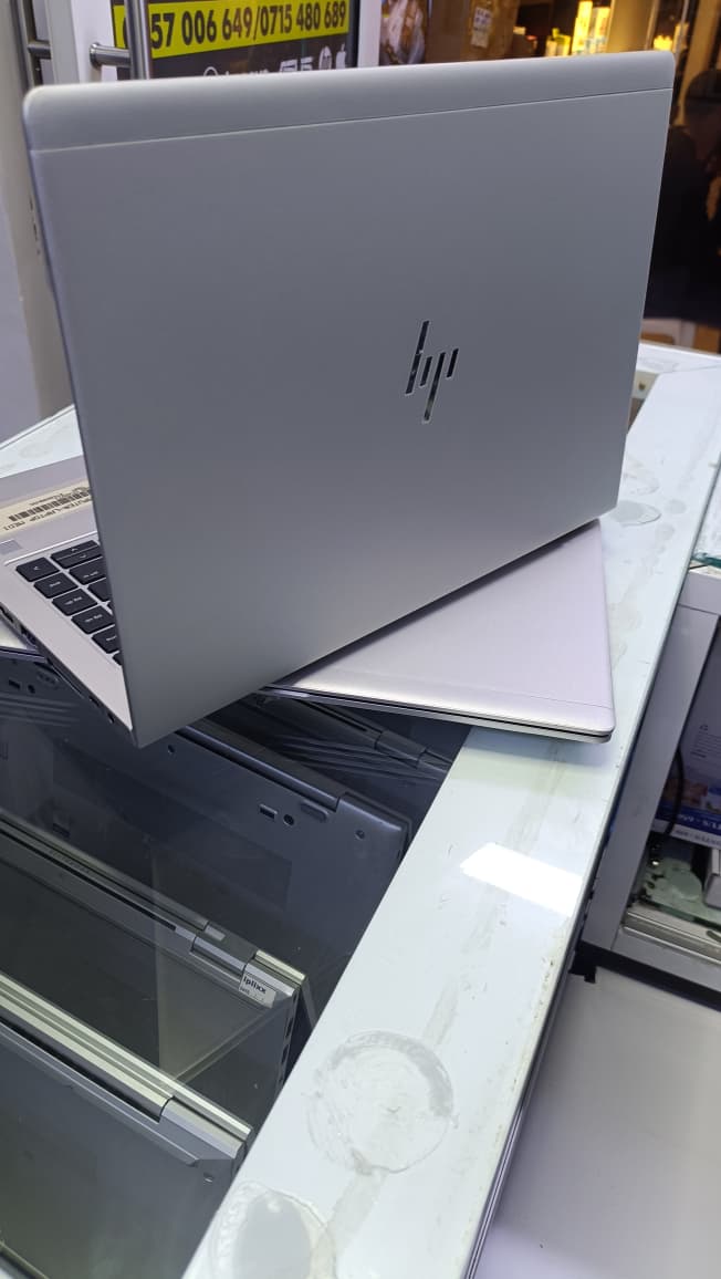 HP ELITEBOOK 745 G6 AMD RYZEN 5 3500U 8GBRAM 256GBSSD SILVER
powered by an AMD Ryzen 5 PRO 3500U processor — a quad-core CPU with 4 cores and 8 threads, running at a base frequency of 2.1 GHz and boos