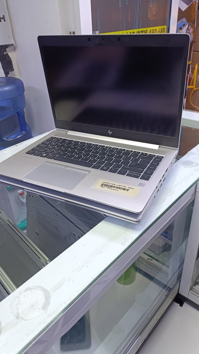 HP ELITEBOOK 745 G6 AMD RYZEN 5 3500U 8GBRAM 256GBSSD SILVER
powered by an AMD Ryzen 5 PRO 3500U processor — a quad-core CPU with 4 cores and 8 threads, running at a base frequency of 2.1 GHz and boos
