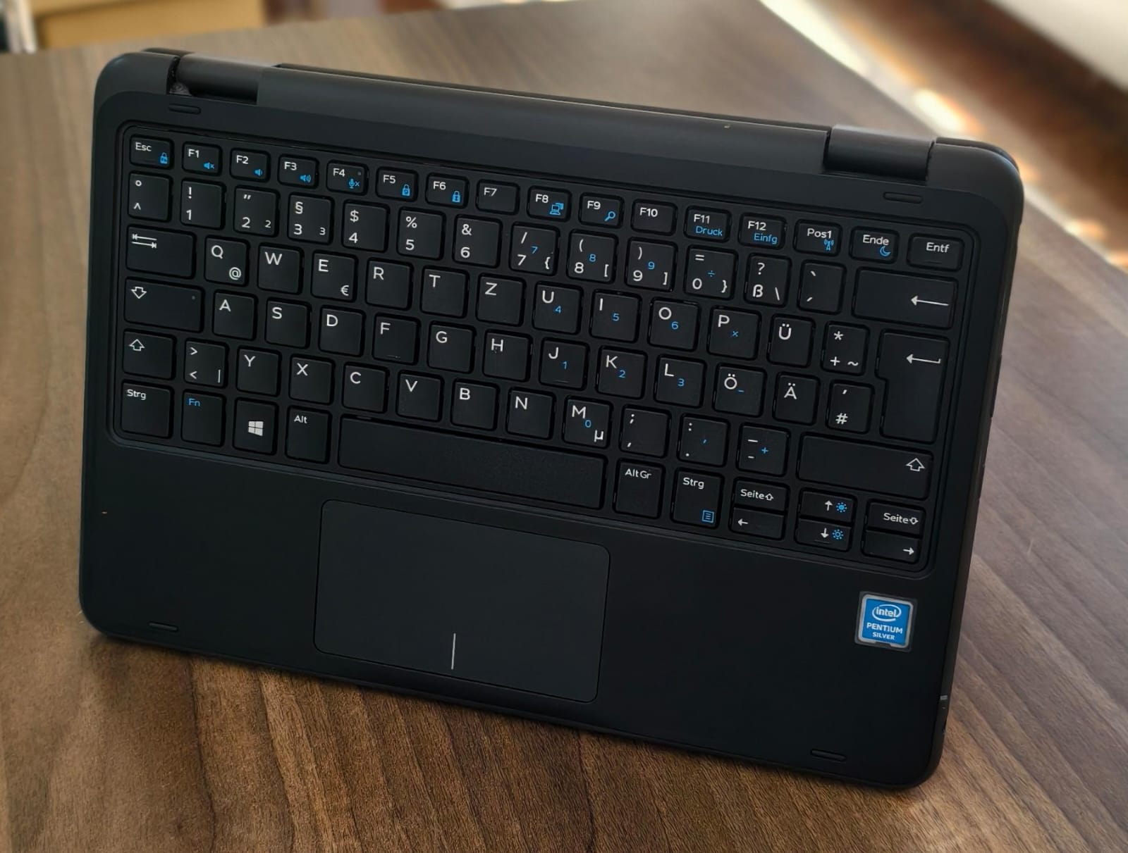 DELL LATITUDE 3190  2IN1 INTEL PENTIUM  4GBRAM 128GBSSD  X360 TOUCH SCREEN DUAL CAMERA
It features a 360° hinge that allows you to use it as a traditional laptop, a tablet, tent mode, or stand mode